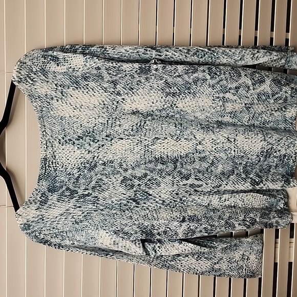 Chico's Blue Reptile Snake Print Bateau Neck Light Sweater Size Large 3 (XL) - Picture 6 of 7